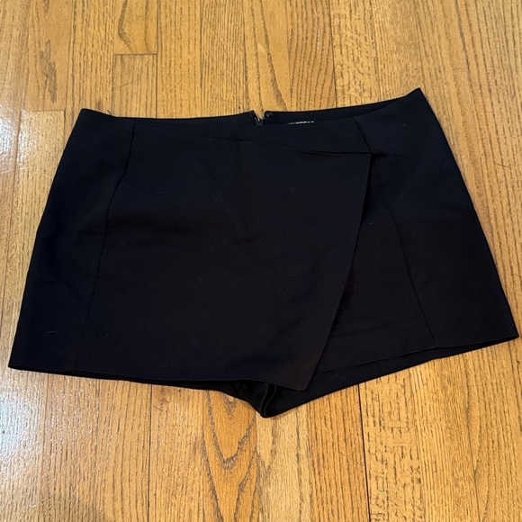 ✨ Express Black High-Waisted Zippered Skort — Size 12 EUC ✨ - Picture 1 of 3
